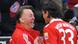 Gomez (r.) freut sich mit van Gaal über seinen Treffer. (Foto: ap) Gomez (r.) freut sich mit van Gaal über seinen Treffer. (Foto: ap)