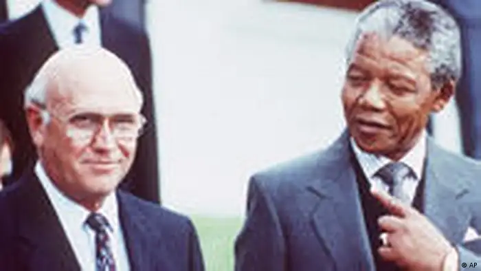ANC-Führer Nelson Mandela und der damalige südafrikanische Präsident Frederik Willem de Klerk. (Foto: AP-PHOTO/dpf/stf/Denis Farrel)