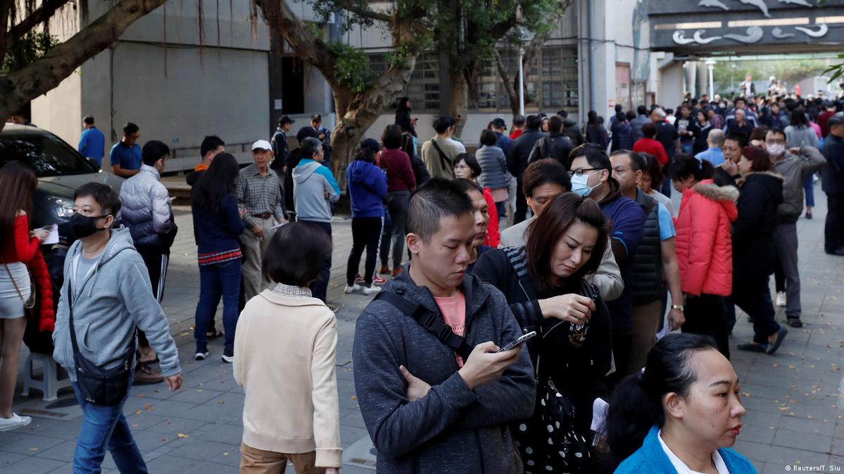 台湾大选投票开始各投票所现人潮