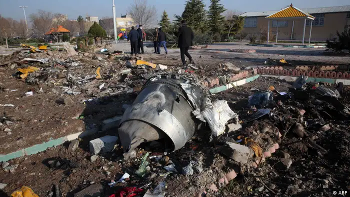 Iran Flugzeugabsturz Ukraine International Airlines | Wrackteile bei Teheran (AFP)