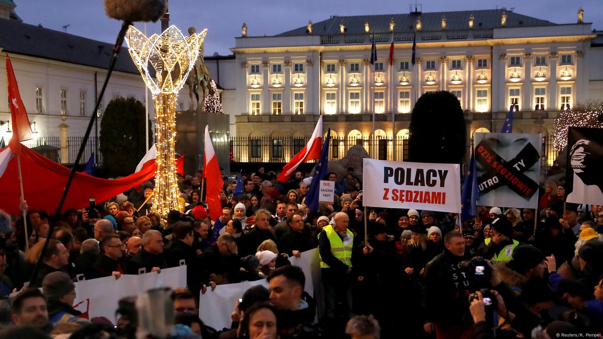 Poland's High-Court Move Unnerves EU, but Not Many Voters - WSJ