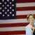 Elizabeth Warren ispred američke zastave