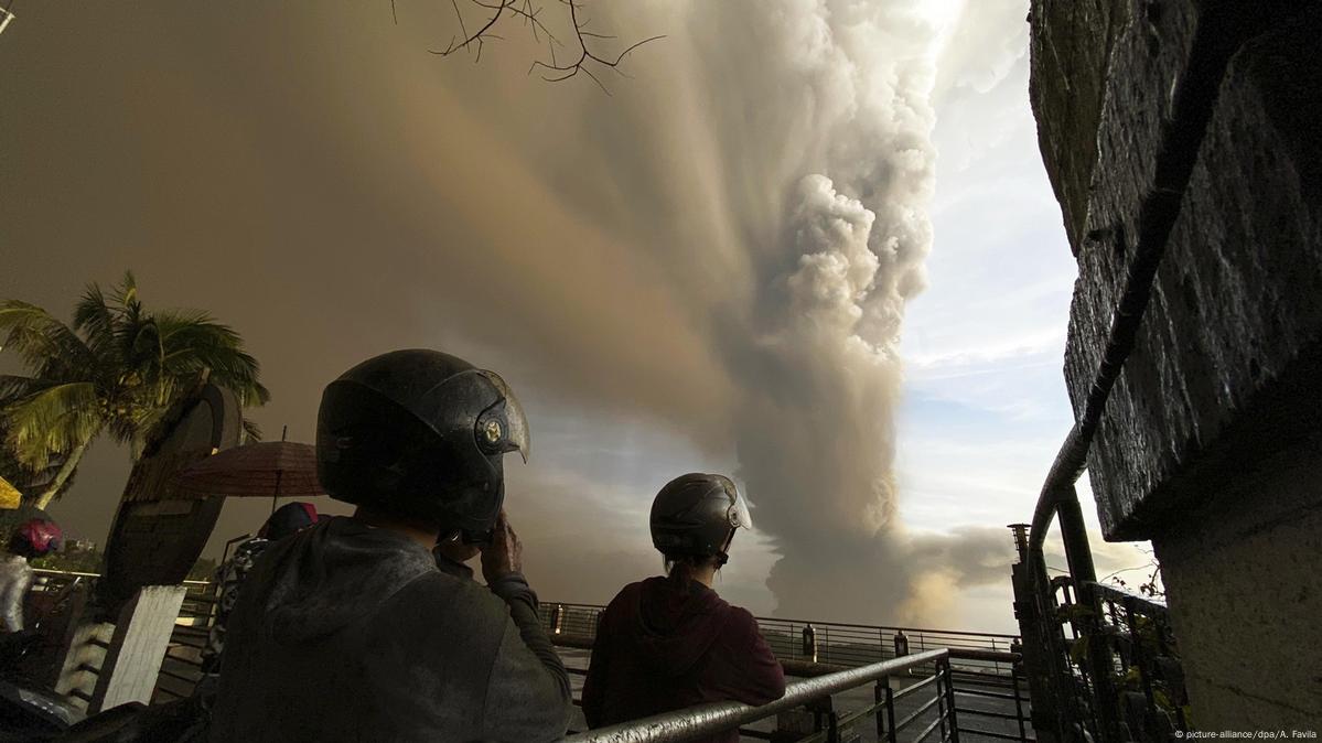 Philippines Thousands Flee As Volcano Spews Ash Dw 01122020 7058