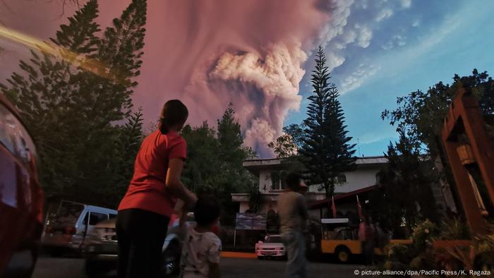 Filipinas El Volcan Taal Ya Escupio Lava Y Sigue El Estado De Alerta El Mundo Dw 13 01 2020