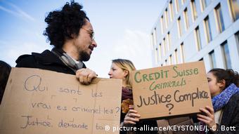 Schweiz Protest gegen Credit Suisse in Renens