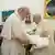 Papa Francisco e seu antecessor, papa emérito Bento 16, se abraçam