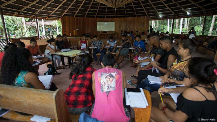 Rodeados por la selva amazónica, 43 estudiantes de varias comunidades de los alrededores asisten al primer curso de educación superior que se ofrece en la región: pedagogía. 