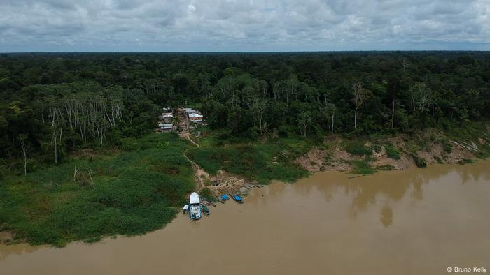 El Río Jaruá nace en la cordillera de Contamana, en Perú, a 453 metros de altitud, atraviesa el estado de Acre y desemboca en el río Solimões, Amazonas.