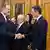 El rey Felipe VI saluda al presidente español, Pedro Sánchez, en el Palacio de la Zarzuela. (13.01.2020).