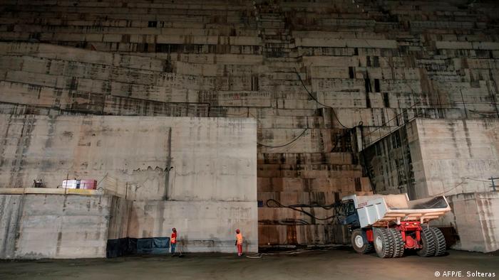 Workers at the Grand Renaissance Dam construction site | Baustelle (2019) (AFP/E. Solteras)