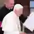 Papa emérito Bento 16, de branco, guiado por seu secretário particular