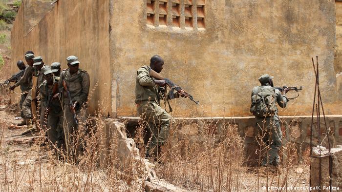Frankreich l Macron wirbt für Sahel-Initiative - Soldaten in Mali