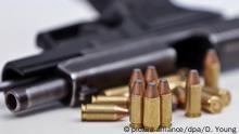 09.01.2020, Nordrhein-Westfalen, Düsseldorf: Illustration - Eine Faustfeuerwaffe vom Typ Sig Sauer P226 in Kaliber 9mm Para mit Magazin und Munition. Der Bürgermeister einer Kommune im Rheinland hat zum Schutz vor Rechtsextremisten einen Waffenschein beantragt. Weil ihm die zuständige Polizeibehörde die Erlaubnis verweigert, klagt er nun vor dem Düsseldorfer Verwaltungsgericht. Es gehe um den großen Waffenschein, sagte eine Gerichtssprecherin. Der Bürgermeister führe an, aus dem rechten Spektrum bedroht zu werden. Foto: David Young/dpa +++ dpa-Bildfunk +++ | Verwendung weltweit