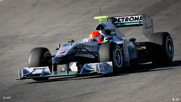 Michael Schumacher im Mercedes GP beim Test in Valencia. Foto: AP
