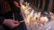 Foto simbólica de velas encendidas en señal de luto. Foto simbólica de velas encendidas en señal de luto.