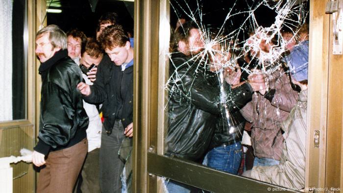 Demonstranten stürmen 1990 das Hauptquartier von Stasi