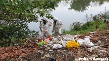Brigade Evakuasi Popok mengevakuasi sampah popok di bantaran Sungai Brantas