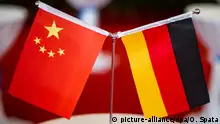 ARCHIV - Eine chinesische und eine deutsche Flagge stehen am 12.11.2014 bei einem Empfang in Hefei (China). (zu dpa «China-Gesellschaften in Deutschland gründen Dachorganisation» vom 02.12.2016) +++(c) dpa - Bildfunk+++ | Verwendung weltweit
