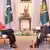 Шефредакторка DW Інес Поль (ліворуч) під час розмови із прем'єр-міністром Пакистану Імраном Ханом (праворуч)