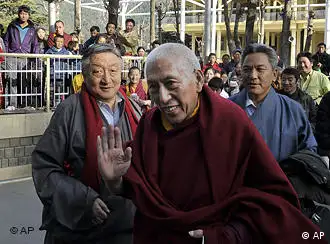 图为2月2日达赖喇嘛的谈判代表在与北京进行了第九轮会谈后回到达兰萨拉