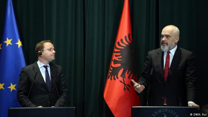 Єврокомісар Олівер Варгеї та прем'єр Албанії Еді Рама