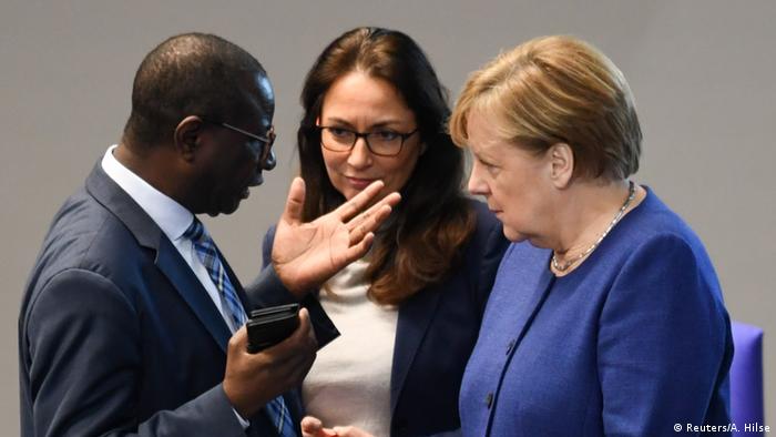 Die SPD-Abgeordneten Karamba Diaby (li.) und Yasmin Fahimi im Gespräch mit Bundeskanzlerin Angela Merkel (re.)