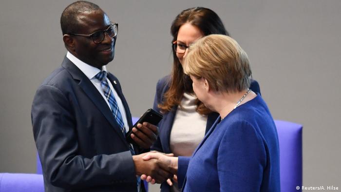 Kanzlerin Merkel gibt Diaby am Rande einer Bundestagsdebatte die Hand (Archivbild)