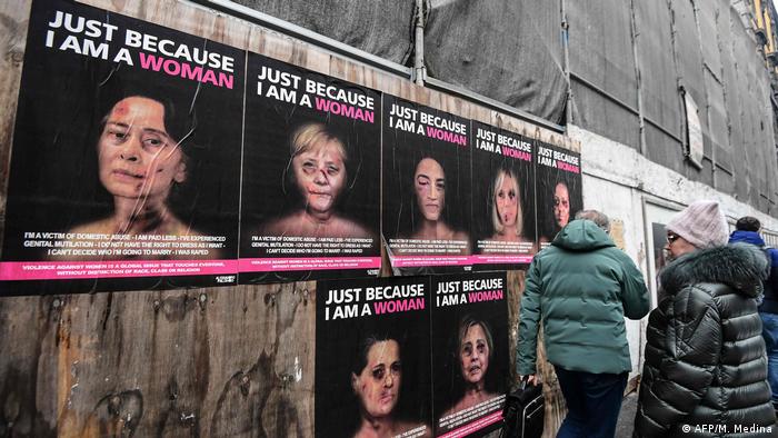 Cartazes de campanha anti-violência contra mulheres em mural em Milão