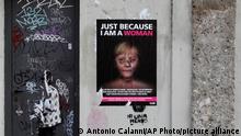 Künstler provoziert mit Merkel-Porträt als Gewaltopfer in Mailand