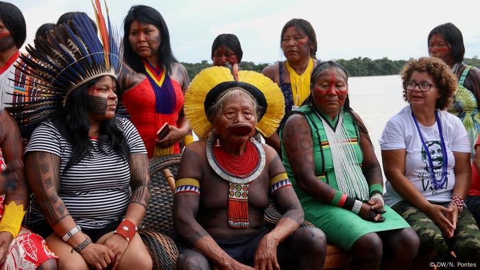 Sonia Guajajara, líder indígnea brasileña (izqda.) y el cacique Raoni.