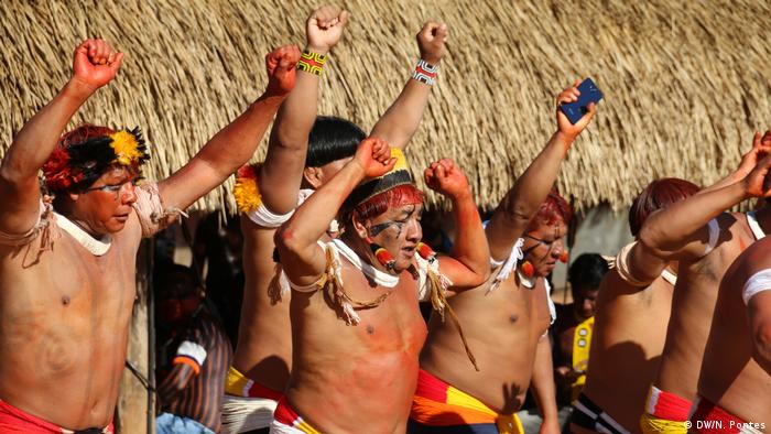 BG Brasilien Cacique Raoni und die Vereinigung des Indigenes | Männertanz (DW/N. Pontes)
