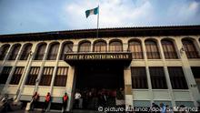epa03709470 Outside view of the Constitutional Court of Guatemala in Guatemala City, Guatemala, 20 May 2013. The Court annuled the 80 years of imprisonment sentence against Guatemalan former dictator Jose Efrain Rios Montt over genocide and war crimes and ordered to repeat the trial. EPA/Saul Martinez +++(c) dpa - Bildfunk+++ |
