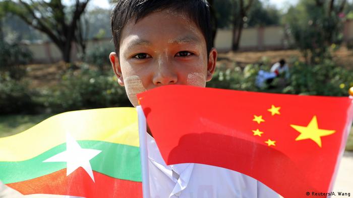 Mynmar | Xi Jinping auf Staatsbesuch - Student mit Flaggen von China und Myanmar