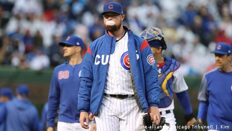 USA Chicago | Chicago Cubs Pitcher Jon Lester vor Spiel gegen die Chicago White Sox (picture-alliance/Chicago Tribune/J. J. Kim)