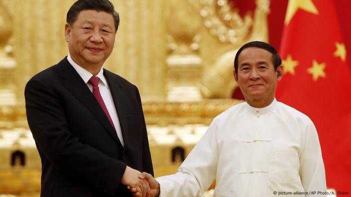 Myanmar | Xi Jinping (links) mit Win Myint