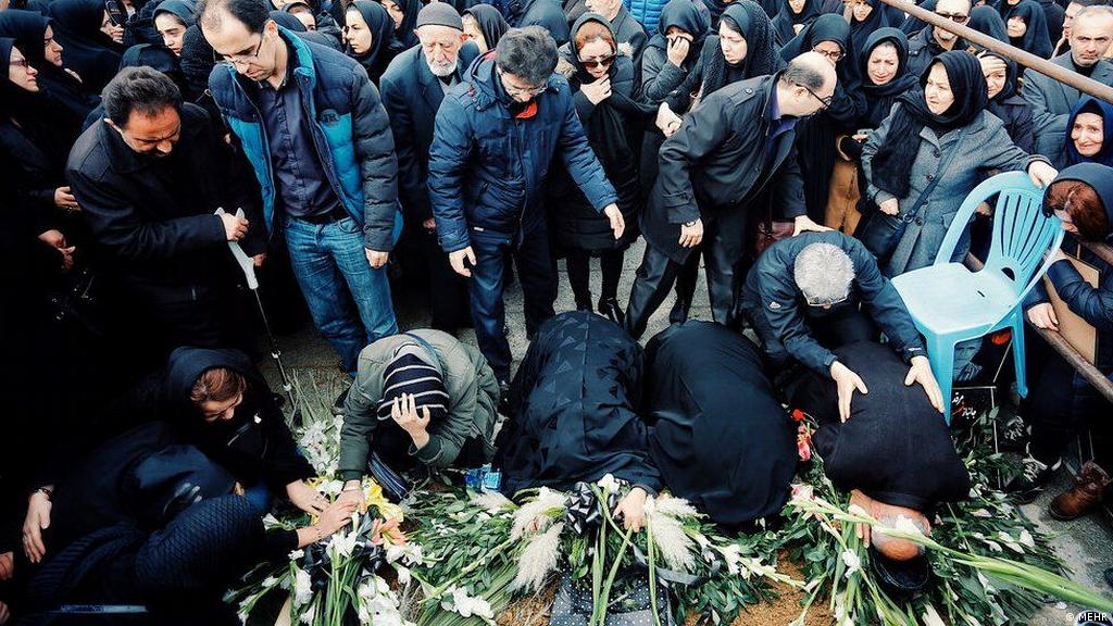 پدر یکی از قربانیان هواپیمای اوکراینی: حاجی‌زاده و ظریف جنایتکار هستند |  ایران | DW | 15.12.2020