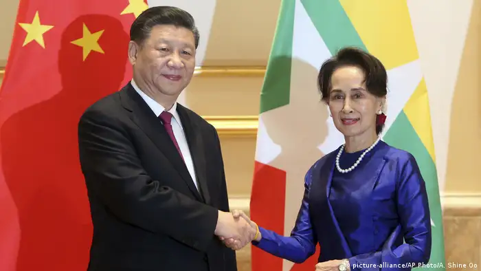 Mynmar | Xi Jinping mit Aung San Suu Kyi (picture-alliance/AP Photo/A. Shine Oo)