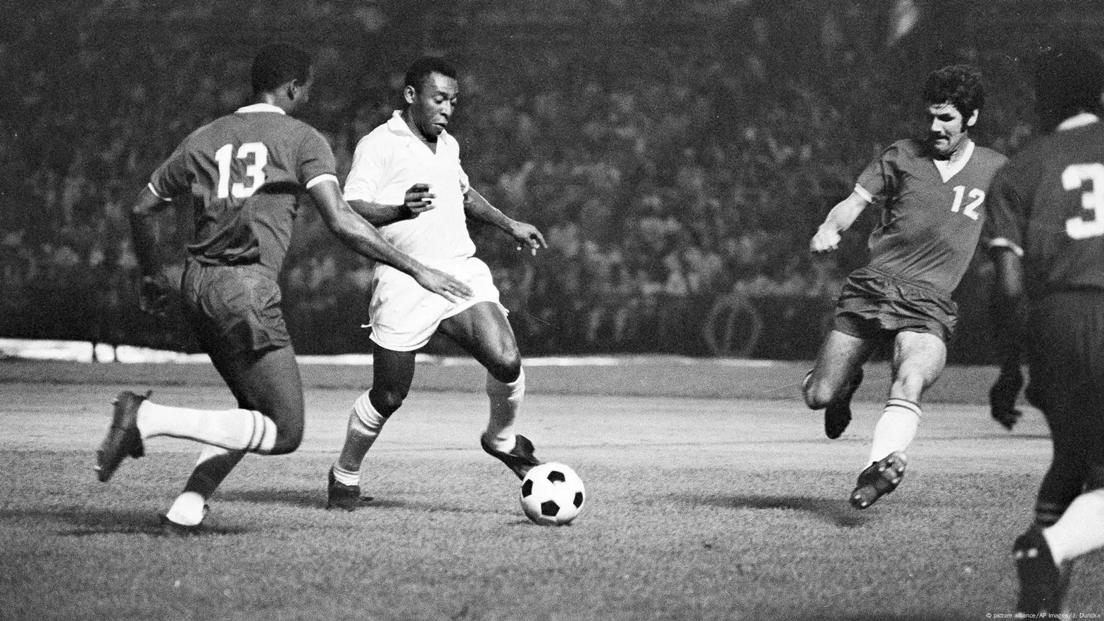 Olhas as temporadas do rei pelé de 1956 até 1970(na esquerda os jogos e na  direita os gols).E olha q tudo isso foi gol considerado oficial : r/futebol