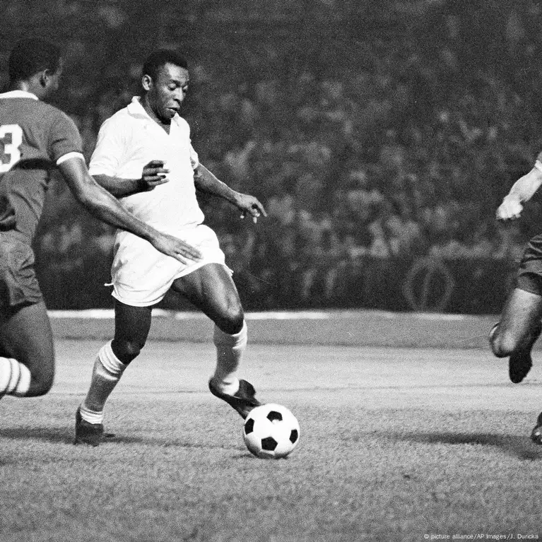 Olhas as temporadas do rei pelé de 1956 até 1970(na esquerda os jogos e na  direita os gols).E olha q tudo isso foi gol considerado oficial : r/futebol