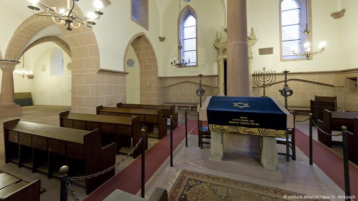The interior of the synagogue in Worms (picture-alliance/dpa/U. Anspach)