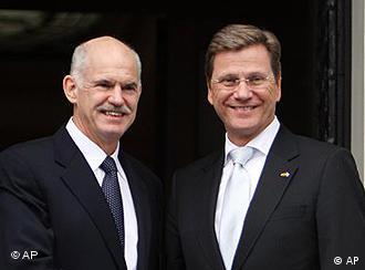 Der griechische Premier Papandreou (l.) mit Bundesaußenminister Westerwelle (Foto: AP)