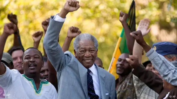 Präsident Mandela (Morgan Freeman) und jubelnde Spieler - Szene aus "Invictus" (Foto AP Photo/Warner Bros., Keith Bernstein)