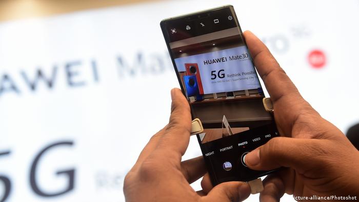 Pametni telefon tvrtke Huawei s natpisom 5G