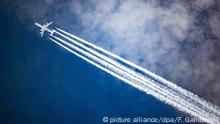 ARCHIV - 22.07.2019, Nordrhein-Westfalen, Langenfeld: Ein Flugzeug zieht Kondensstreifen hinter sich her, während es durch die Wolken fliegt. (Zu dpa Flugscham und Minister-Urlaube: Fürs Klima am Boden bleiben?) Foto: Federico Gambarini/dpa | Verwendung weltweit