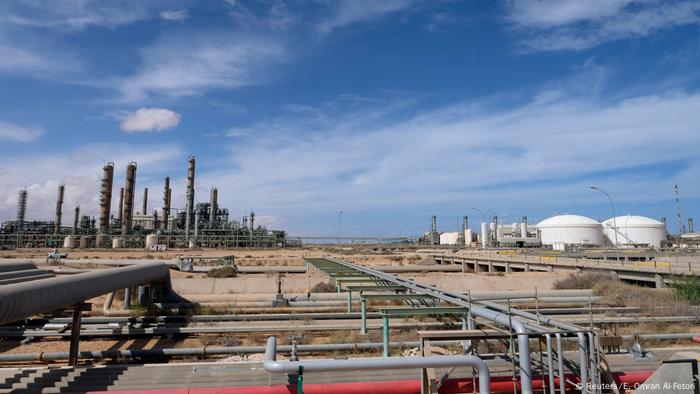 Blick auf eine Erdölraffinerie in Libyen Blick auf eine Erdölraffinerie in Libyen