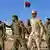 في الصورة مقاتلون تابعون لرجل شرق ليبيا القوي خليفة حفتر. 