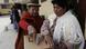 Foto de mujeres bolivianas ejerciendo el voto. Foto de mujeres bolivianas ejerciendo el voto.