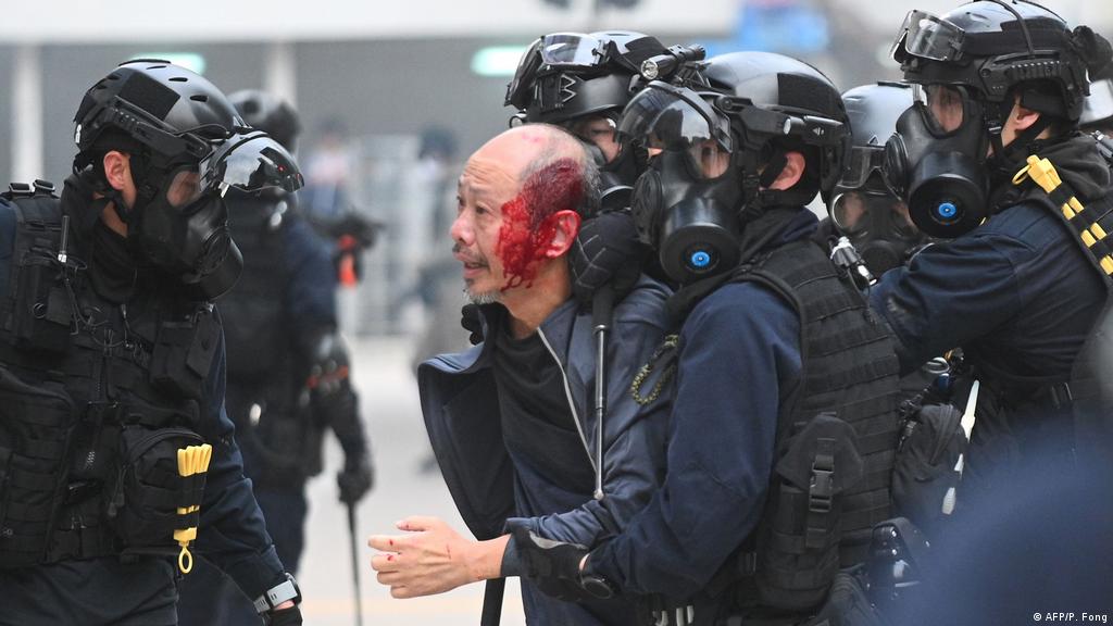 Hong Kong police conduct stop-and-search operations | News | DW | 19.01.2020