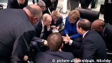 dpatopbilder - 19.01.2020, Berlin: Wladimir Putin (4.v.l.), Präsident von Russland, unterhält sich Bundeskanzlerin Angela Merkel (3.v.r., CDU) und Abdel Fattah al-Sisi (2.v.r.), Präsident von Ägypten, bei einem Treffen während der Libyen-Konferenz. Ziel der Konferenz ist ein dauerhafter Waffenstillstand in dem Bürgerkriegsland. Foto: Alexei Nikolsky/Sputnik/Kremlin Pool Photo/AP/dpa - ACHTUNG: Nur zur redaktionellen Verwendung und nur mit vollständiger Nennung des vorstehenden Credits +++ dpa-Bildfunk +++ |