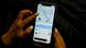 Kolumbien Bogota Frau mit UberX-App auf Smartphone Kolumbien Bogota Frau mit UberX-App auf Smartphone
